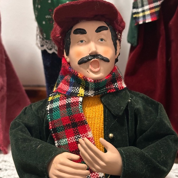 5 Festive Caroler Figurines Set - Picture 8 of 9